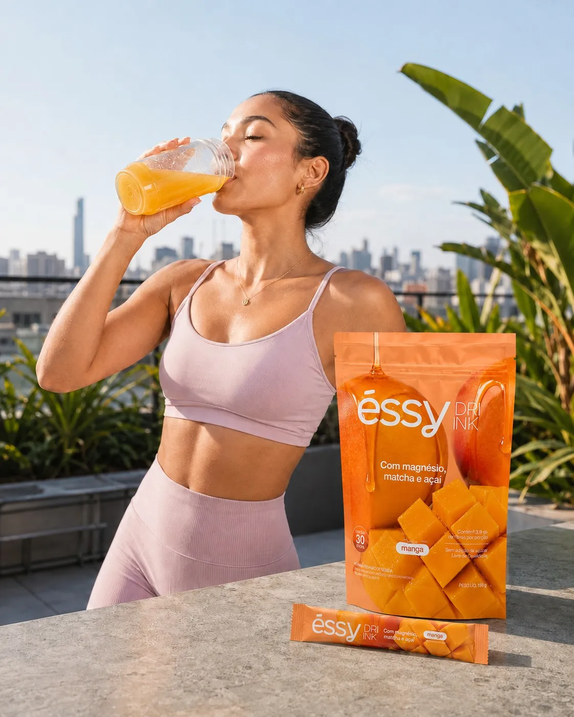 Mulher bebendo Êssy Drink