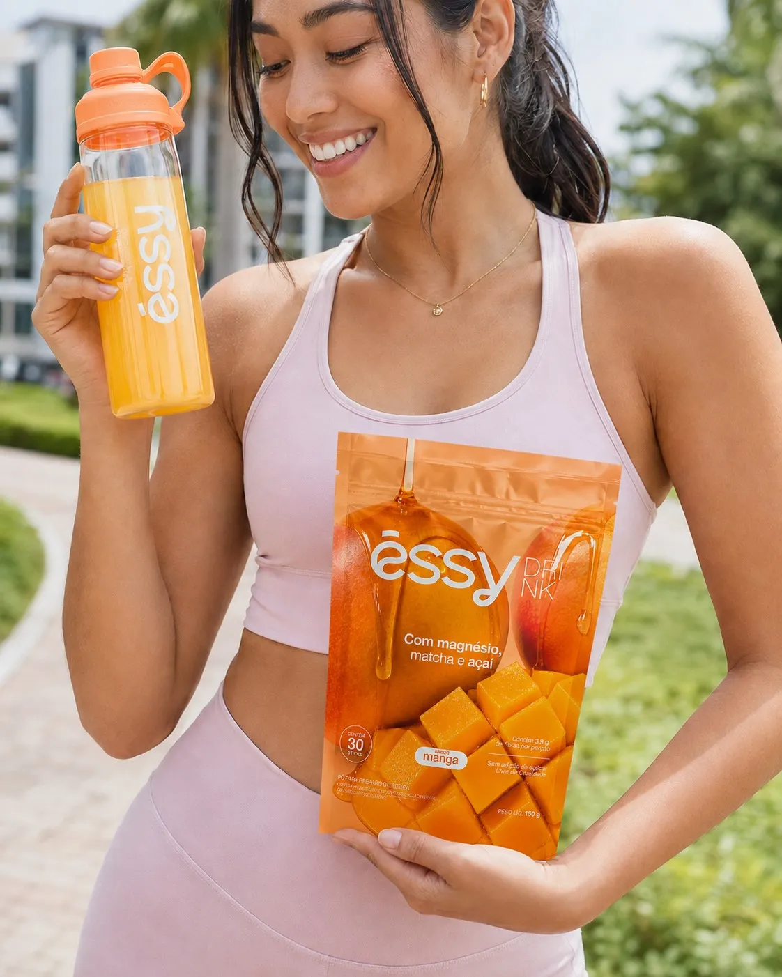 Mulher com garrafa de Êssy Drink