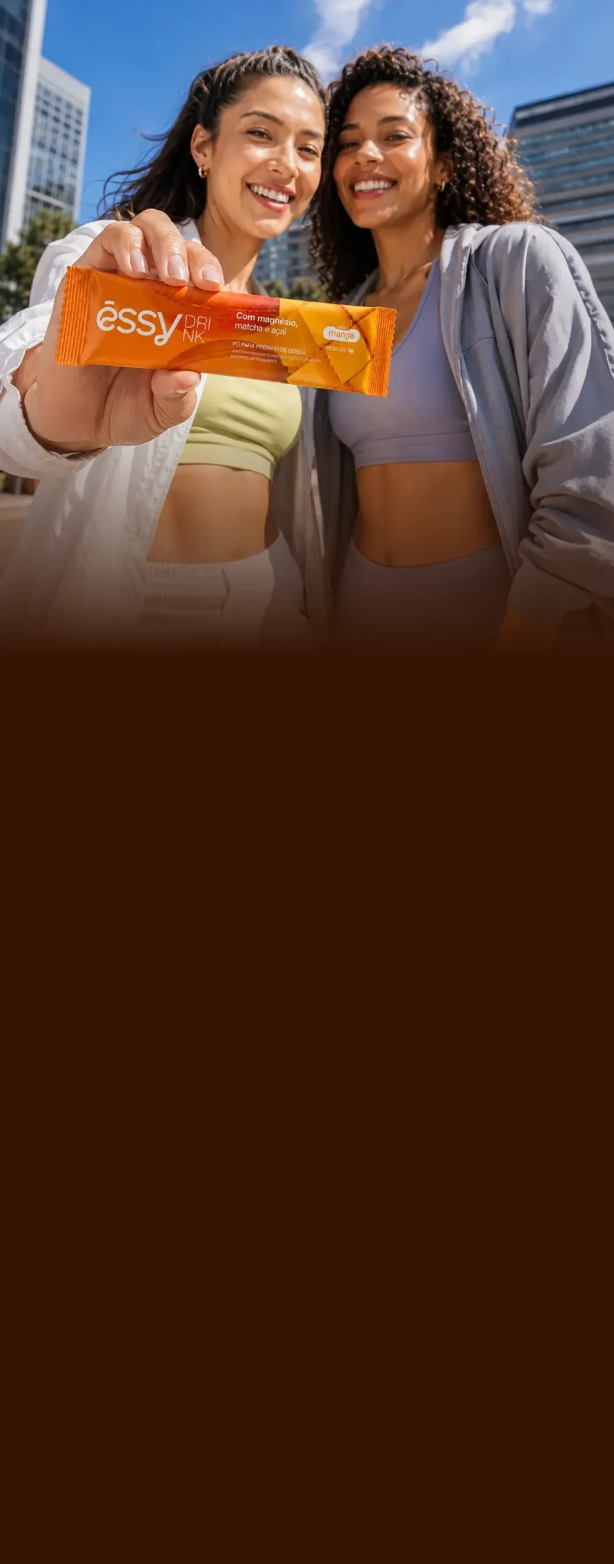Duas mulheres sorrindo mostrando um stick de Êssy Drink