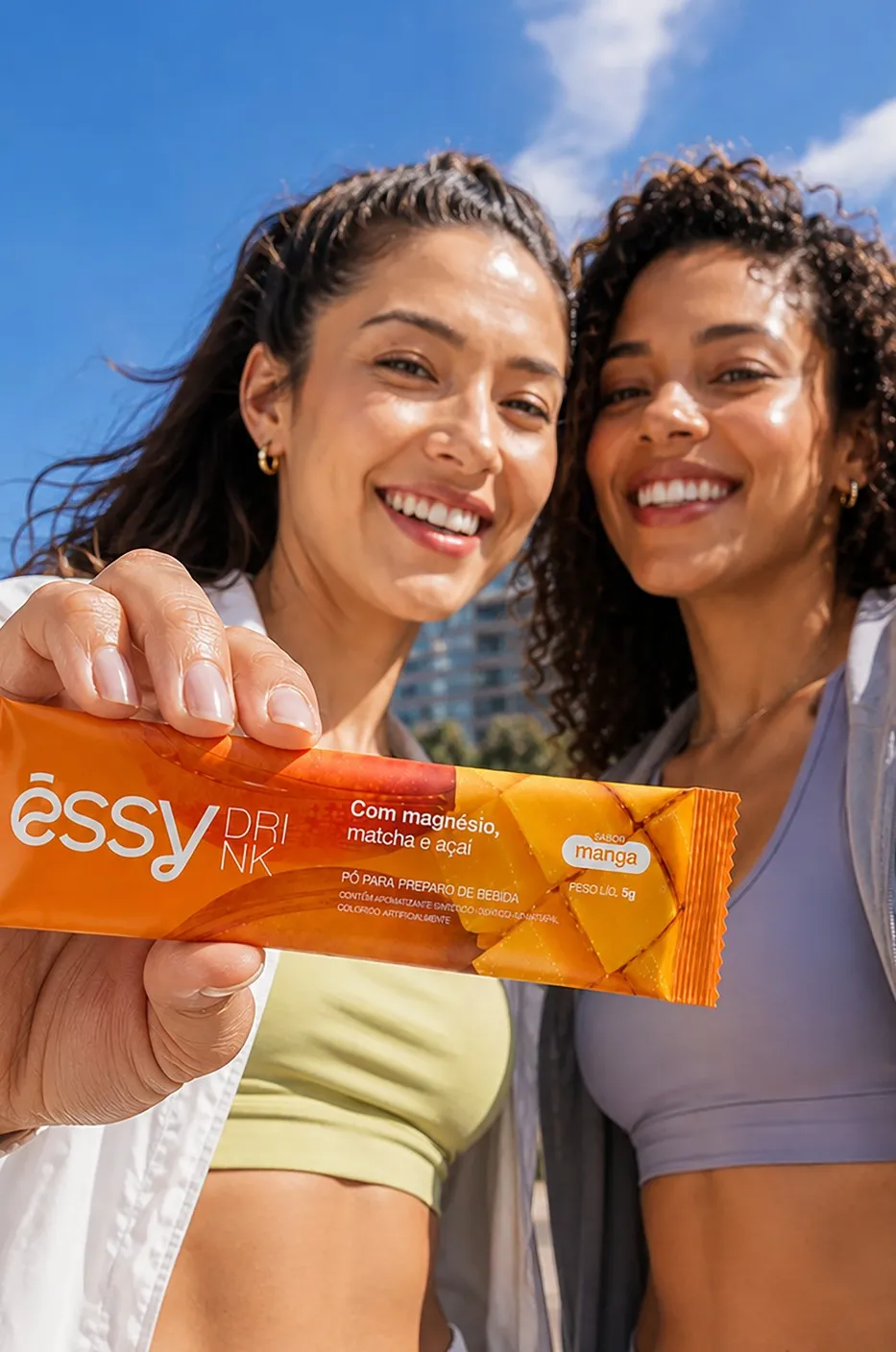 Duas amigas mostrando o stick de Êssy Drink