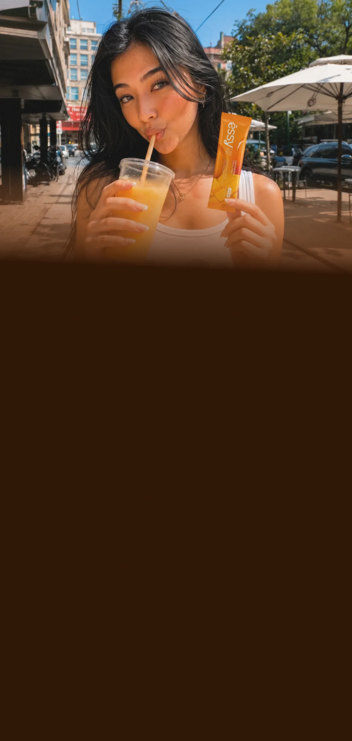Mulher tomando Êssy Drink com um stick na mão